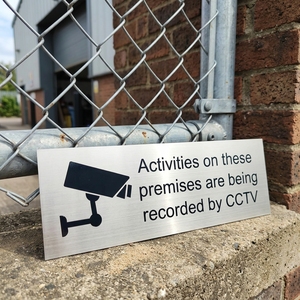 Plaque murale personnalisée en aluminium gravé - Ces locaux sont protégés par une vidéosurveillance 24h/24 et 7j/7 - Argent brossé - Product Image 3