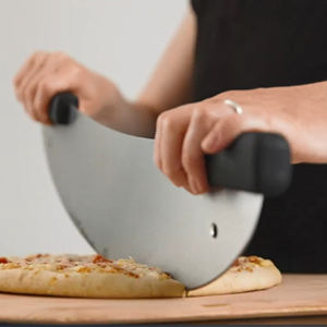 Tagliapizza a bilanciere semicircolare da 21 pollici con lama affilata, in acciaio inossidabile extra-large, antiscivolo, per uso commerciale e ristorazione - Product Image 3