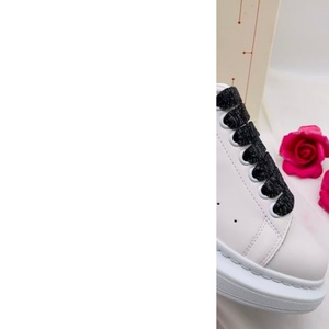 Zapatillas de moda estilo callejero americano, zapatos para caminar de suela gruesa blancos y modernos, de marca de lujo hechos a medida. - Product Image 1