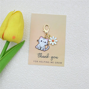 อุปกรณ์เสริม DIY โลหะผสมสังกะสี พวงกุญแจโลหะรูปแมวการ์ตูนดอกไม้เล็กๆ พร้อมการ์ดขอบคุณ จี้ห้อยกระเป๋า - Product Image 3