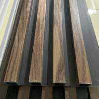 Panel Dinding Beralur WPC Modern Tahan Air untuk Interior, Panel Dinding Dekoratif untuk Dapur dan Penggunaan Komersial, Produk Pabrik Terlaris