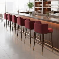 Tabouret de bar de luxe en velours bordeaux avec accoudoirs et dossier, chaise haute moderne pour îlot de cuisine, comptoir de bar et restaurant