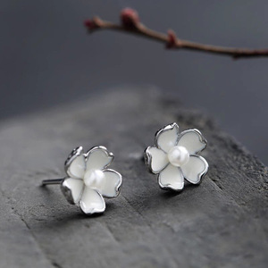 Orecchini a perla a forma di fiore di ciliegio per donna, eleganti orecchini a lobo a forma di fiore, gioielli alla moda per tutti i giorni - Product Image 1