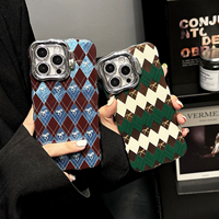 Casing HP Anti-Shock Motif Kotak-Kotak Glitter Unik Desain Baru untuk iPhone 16 Pro Max 15 Plus 14 13 12 11 Dengan Penyangga