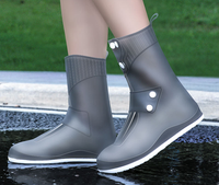 Surchaussures de Pluie Réutilisables en PVC Imperméables avec Semelle Épaissie pour la Marche, le Cyclisme, le Camping, la Pêche – Populaires, Mixtes