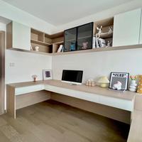 Bureau flottant et étagère combinés pour économiser de l'espace, idéal pour les petites chambres et appartements