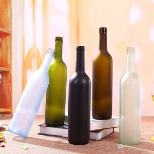 Best-selling500ml Bouteille en verre de vin rouge vert foncé vintage avec film d'étanchéité en liège et bois tendre pour vin rouge sec, <span class=keywords><strong>vodka</strong></span> et tequila. - Product Image 4