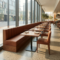 Ensemble de banquette modulaire en cuir marron capitonné pour restaurant commercial, avec table et chaises