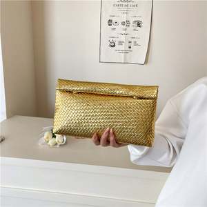 Sac à main raffiné personnalisé avec nacre et broderie indienne faite à la main pour les mariées arabes élégantes - Product Image 5