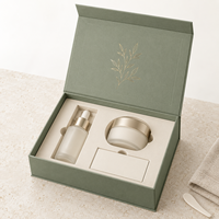 Boîte cadeau magnétique de luxe personnalisée pour produits de soin, avec logo en feuille d'or sur papier mat et inserts ajustés pour sérum et crème visage
