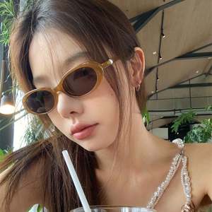 Gafas de Sol Personalizadas con Logotipo, Moda 2025, Estilo Y2K, Patillas con Perlas, Negras, para Mujer, Protección UV400, Montura Pequeña Ovalada - Product Image 3