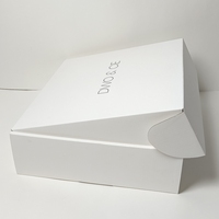 Boîte d'expédition personnalisée en carton ondulé blanc grand format, doublée d'éponge, avec logo noir gaufré, revêtement UV et pelliculage mat, pour chaussettes et fourrures