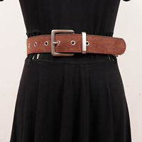Ceinture pour femme en daim avec clous métalliques et détail en anneau, boucle réglable, accessoire de mode décontracté pour robes et jeans