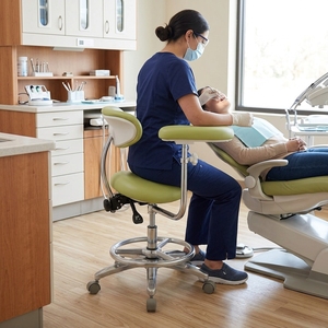 Fauteuil dentaire XZS1265 avec accoudoir pivotant, capacité 500 kg, réglage de la hauteur sur 3 niveaux, vérin à gaz BIFMA pour clinique et chirurgie - Product Image 1