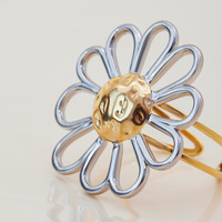 Neuer Modeschmuck Zweifarbiger Gänseblümchen-Ring für Damen Edelstahl Vergoldet Minimalistischer Blumen-Hohlring