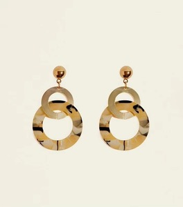 Boucles d'oreilles pendantes en résine de qualité supérieure pour femmes, bijoux élégants faits à la main pour mariage, fête et soirée, disponibles au meilleur prix - Product Image 3