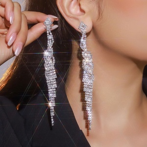 Boucles d'oreilles pendantes tendance en alliage de cuivre avec micro-inserts en strass et pampilles, plaqué argent, style européen et américain, pour femme, soirée et cérémonie - Product Image 1