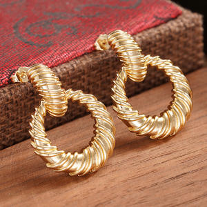 Boucles d'oreilles créoles tendance plaquées argent pour femmes, bijoux fantaisie en alliage, style soirée, boucles d'oreilles statement - Product Image 6