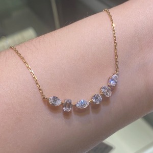 Collar de Lujo con Colgante de Barra Curva de Diamantes de Corte Multiforma, Oro de 18K, Esmeralda Ovalada, Marquesa, Redonda, Cadena Mixta de Eslabones Tipo Paperclip, Joyería Fina - Product Image 1
