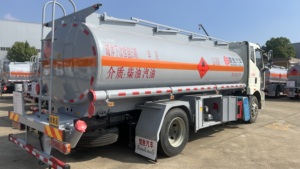 Nuevo Camión Cisterna Dongfeng Duolika para Transporte de Combustible, Tanque de Aleación de Aluminio de 3-5 CBM, Emisión Euro IV, 4x4 Opcional - Product Image 4