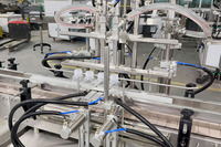 Ligne de remplissage et de bouchage de liquides à petite échelle pour l'embouteillage de boissons, d'aliments et de jus, pour usage en usine
