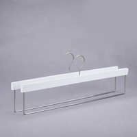 Présentoir en bois de couleur blanche pour tapis/vêtements de table