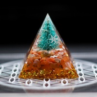 Ornement artisanal de Noël en résine cristalline en forme de pyramide, emballage en boîte en papier - Fabricant en gros