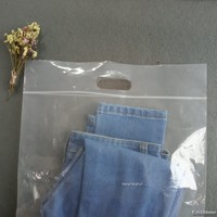 Sac en plastique transparent à fermeture éclair avec logo personnalisé avec poignée emballage à fermeture éclair transparent PE pour t-shirts vêtements et chaussettes