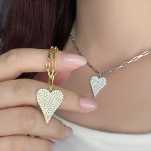 Collier pendentif cœur délicat en zircon cubique entièrement pavé, plaqué or 18 carats, pour femme, en stock, idéal comme cadeau - Product Image 2