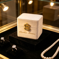 Boîte à bijoux en cuir microfibre avec doublure en velours, fermeture métallique, logo personnalisé pour le rangement des alliances et l'emballage de bijoux de luxe