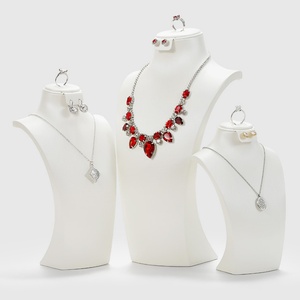 Expositor de Joyería de Cuero de Lujo Personalizado al por Mayor en Negro, Verde, Blanco y Gris con Maniquí para Exhibición de Collares, Hecho en China - Product Image 1