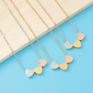 Collar con colgante de Tres corazones de acero inoxidable sin decoloración a la moda, collar impermeable con abalorio de corazón chapado en oro de 18 quilates para hermana amiga - Product Image 3