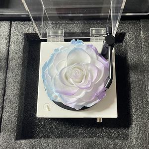 Tocadiscos Romántico con Rosas Eternas, Altavoz Bluetooth Mecánico Giratorio, Rosas Preservadas, Música Ecológica - Product Image 1