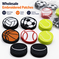 Prêts à expédier : Écussons sportifs, badges brodés de football et de basketball, appliques thermocollantes de baseball pour casquettes. Vente en gros, en stock.