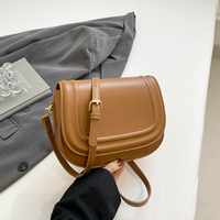 Sacs minimalistes de créateur pour femmes 2025 Sacs à bandoulière en cuir PU Sacs à bandoulière tendance en forme de selle