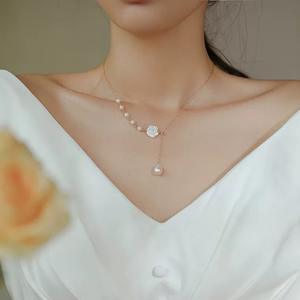 Collier ras du cou rétro français double face avec rose blanche et perle naturelle, chaîne de clavicule à porter deux fois - Product Image 2
