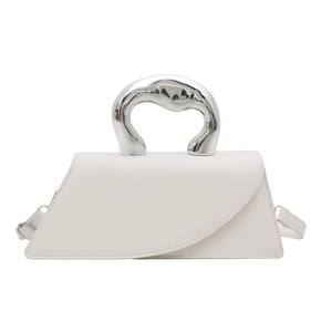 2025 otoño nuevo bolso de mujer elegante trapezoidal pequeño diseño cuadrado un hombro moda bolso de viajero diseño de nicho CADENA DE PU - Product Image 3