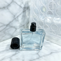 Botella de Perfume Cuadrada de 50 ml con Cuello Prensado, Tapa Negra Transparente con Pulverizador, Diseño Desechable, Color Personalizable, Marcas Globales
