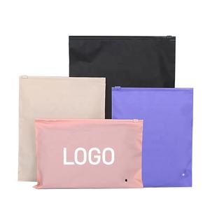 Sacs d'emballage de vêtements avec fermeture éclair Transparent CPE plastique personnalisé poly-sac gousset latéral sac vêtements sacs fermeture éclair recyclable - Product Image 1