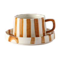 Tasse à café en céramique créative avec design rayé sophistiqué, idéale pour le thé de l'après-midi au bureau, ensemble cadeau exquis pour l'art latte avec assiette et plateau