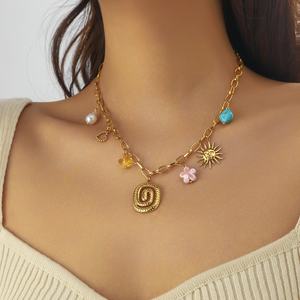 Collar con Colgante Grande en Forma de Corazón Ovalado en Espiral Colorido, con Cristales, Mariposas, Flores y Animales Marinos, Joyería de Oro de 18K - Product Image 5