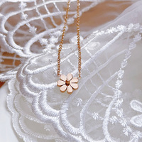 Collier en acier inoxydable avec pendentif fleur petite marguerite élégant pour femme, idéal pour le quotidien et comme cadeau de Saint-Valentin - Vente en gros