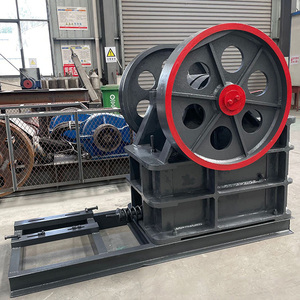 Petit concasseur à mâchoires mobile portable avec moteur et engrenage, haute capacité pour le traitement du cuivre, de l'or et du minerai de fer, facile à utiliser - Product Image 3