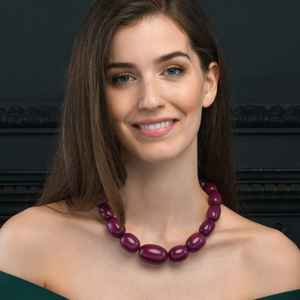 Collier en résine unique avec des couches de couleur artistiques et une finition brillante, pendentif fait à la main, bijoux conçus pour les personnes créatives - Product Image 4