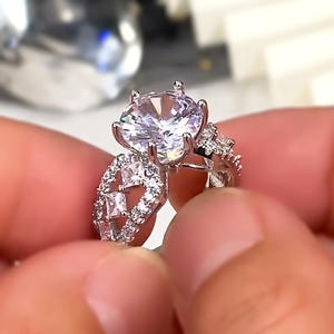 Anillo de compromiso de plata con diamantes para mujer F773, con piedra principal de corte brillante redondo cultivada en laboratorio y diamantes laterales. - Product Image 2