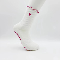 Chaussettes de yoga à volants brodés avec logo personnalisé, antidérapantes, chaussettes de pilates personnalisées pour femmes