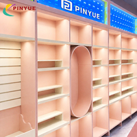 Étagères ovales arquées avec logo en lettres LED, rose blush, or rose, vitrine murale de luxe pour magasin de cosmétiques