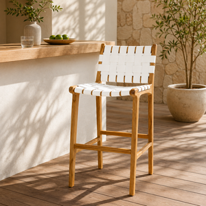 Elegante silla de teca hecha de madera de calidad que aporta calidez, durabilidad y un carácter refinado a espacios interiores y exteriores. - Product Image 4