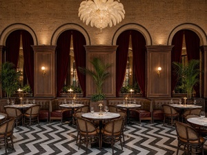 Intérieur du restaurant Maison Rouge avec tables en marbre, chaises en velours vert, luminaires LED au plafond. Design d'intérieur de restaurant. - Product Image 5