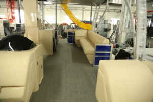 Kinlife-Bote de pontón de dos pisos para 16 personas, con tobogán de mesa de bar y sofá personalizado, certificado CE para entretenimiento en el agua - Product Image 3